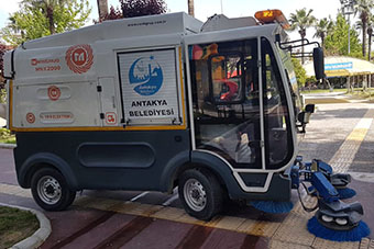 Antakya Belediyesi Yeni Süpürge Aracı İle Daha Hızlı Hizmet Veriyor